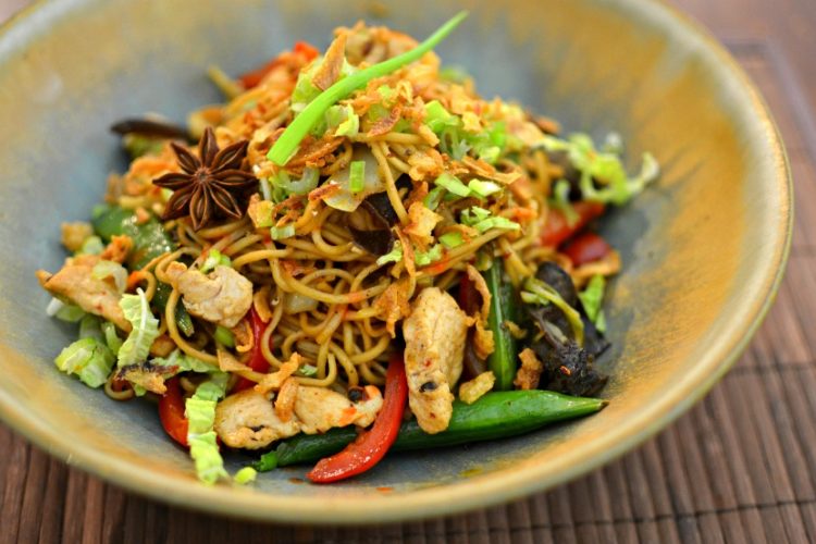 Nouilles chinoises sautées au poulet parfumé : la recette facile