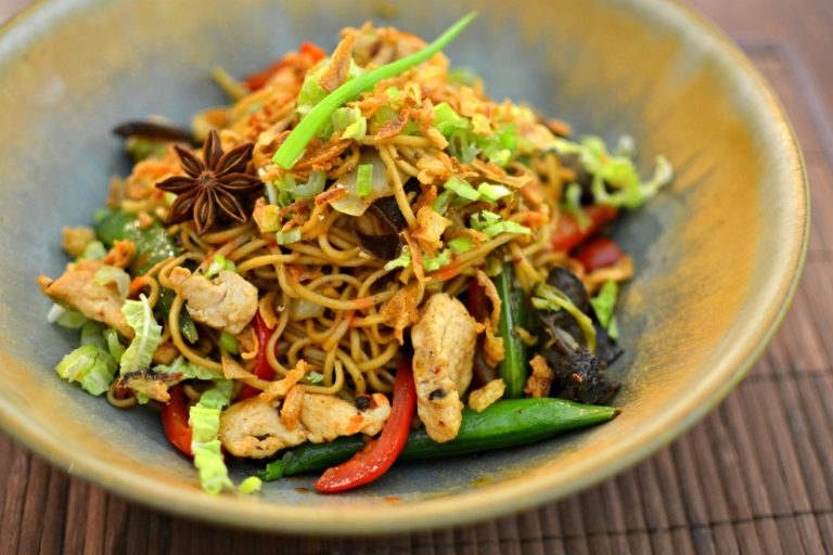 Nouilles chinoises sautées au poulet parfumé la recette facile