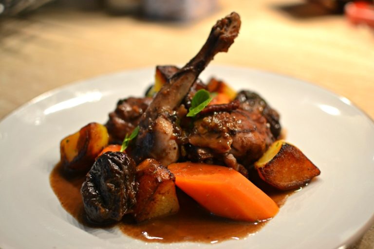 Lapin aux pruneaux et au vin rouge : la recette facile faite maison