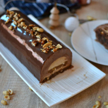 Bûche chocolat – caramel – cacahuète, façon Snickers  : la recette maison