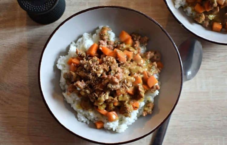 Le porc haché au miso avec du riz, vu de haut