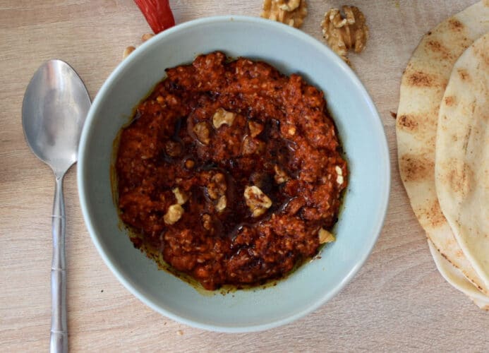 Un bol de muhammara, ou crème de poivrons rôtis aux noix et mélasse de grenade