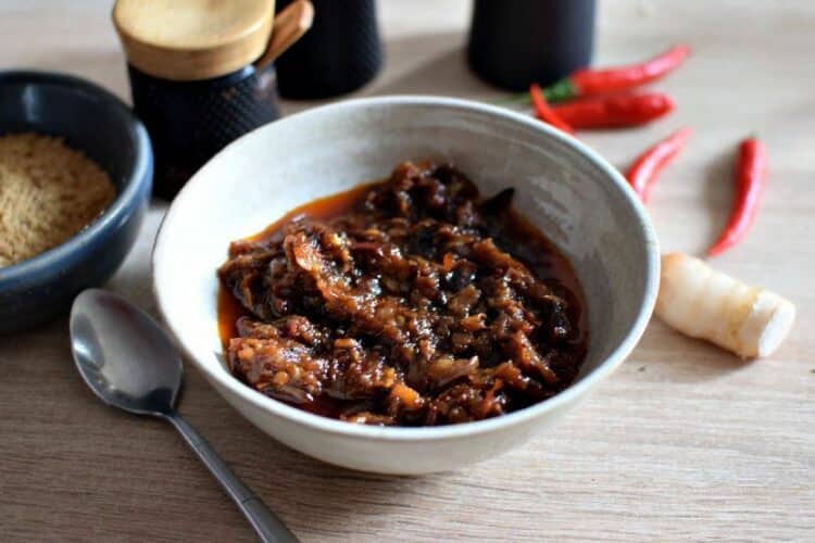 Un bol de confiture de piments thaïlandais nahm prik pao
