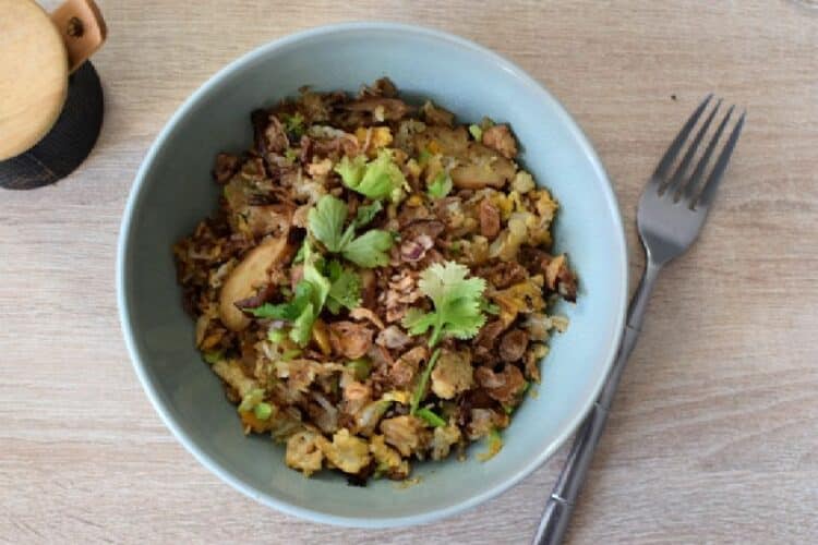 Un bol de contenant un riz sauté façon thaï aux champignons et au tofu fumé