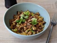 Riz sauté thaï aux champignons et tofu fumé : la recette