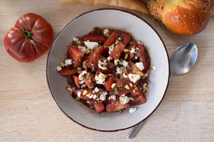 La salade de tomates à la feta et zaatar