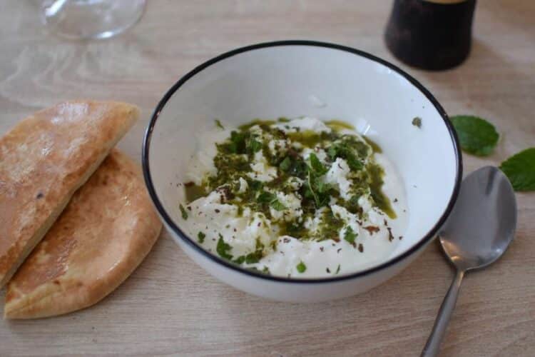 Un bon bol de labné à la feta et à la menthe