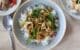 Du porc thaï sauté au gingembre dans une assiette creuse avec du riz