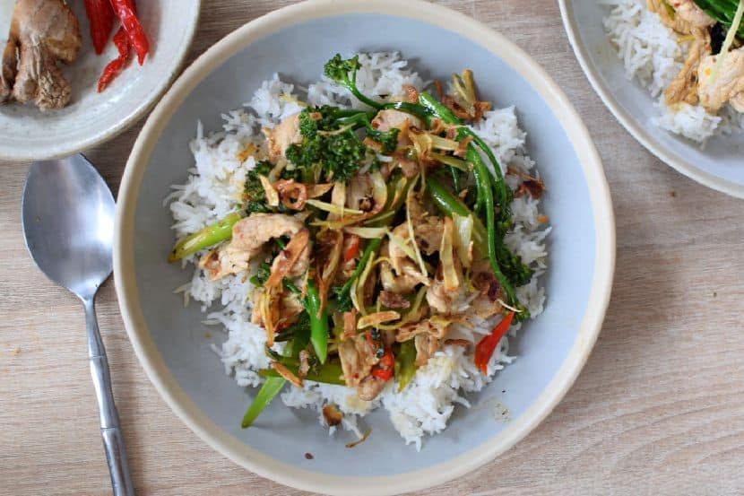 Du porc thaï sauté au gingembre dans une assiette creuse avec du riz