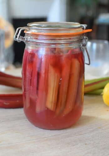 des tiges de rhubarbes roses pochées dans un sirop