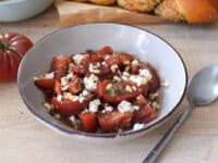 Un bol contenant des tomates coupées avec de la feta et des épices zaatar