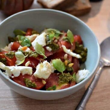 La salade de tomates, mozzarella et pesto : le grand classique de l&rsquo;été made in Italy