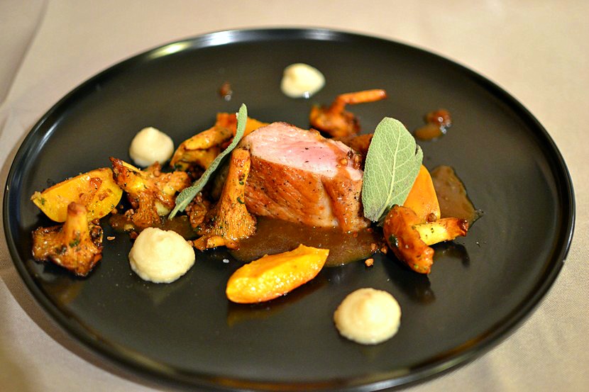 Pav De Veau La Sauge Girolles Et Abricots R tis Au Thym Couteaux Pav De Veau La Sauge Girolles Et Abricots R tis Au Thym Couteaux