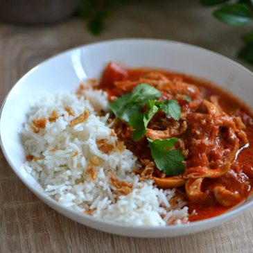 Poulet au curry, tomates et lait de coco : saine, épicée et savoureuse