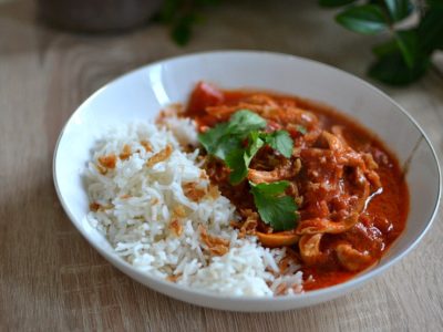 Poulet au curry, tomates et lait de coco : saine, épicée et savoureuse