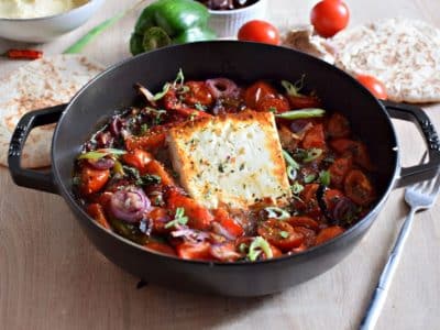 Feta rôtie aux poivrons, tomates et oignons rouges : une recette originale et simplissime
