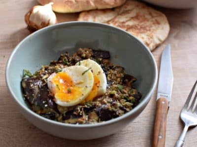 Oeuf mollet aux aubergines rôties au sésame : la recette facile et faite maison