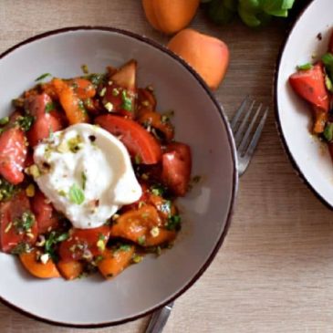 Tomates, abricots et burrata à la pistache : la recette de salade estivale