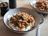 Une assiette contenant du porc haché au miso avec du riz blanc