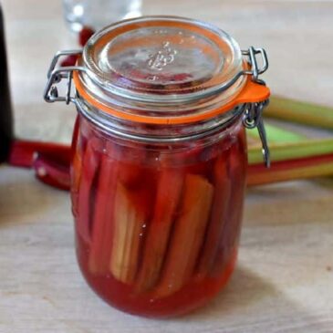 Rhubarbe pochée au sirop : la recette facile pour cuire la rhubarbe à la perfection