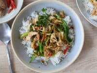 Du porc thaï sauté au gingembre dans une assiette creuse avec du riz