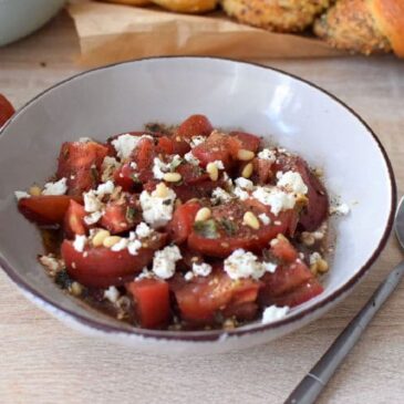 Salade tomates, feta et zaatar, pour twister un classique