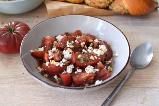 Un bol contenant des tomates coupées avec de la feta et des épices zaatar