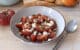 Un bol contenant des tomates coupées avec de la feta et des épices zaatar