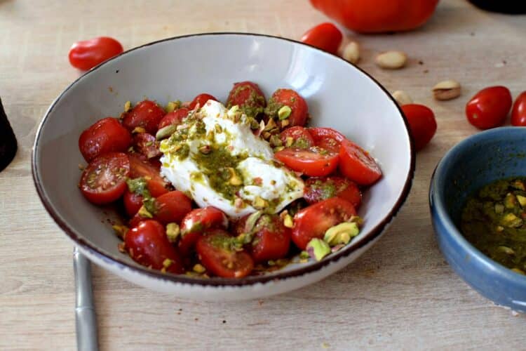 La recette de la burrata, tomate et pesto de pistaches