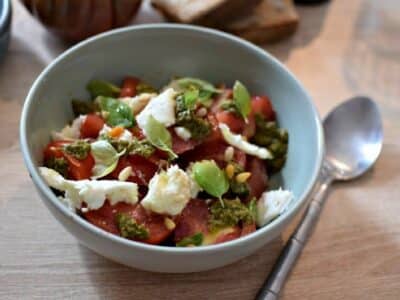La salade de tomates, mozzarella et pesto : le grand classique de l'été made in Italy