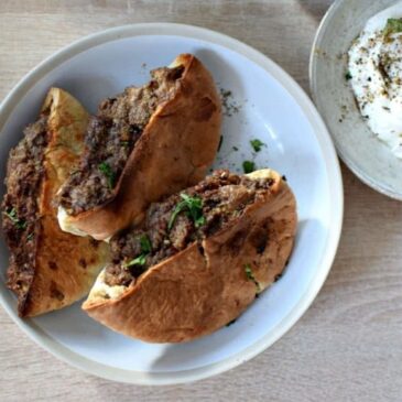 Arayes : la recette des pains pitas farcis à la viande hachée du Levant