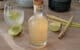 Une bouteille contenant un sirop parfumé à la citronnelle