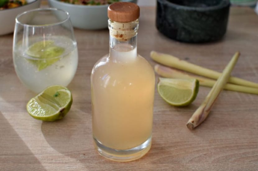Une bouteille contenant un sirop parfumé à la citronnelle
