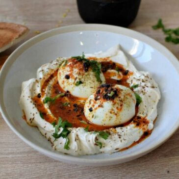 Œufs à la turque ou çılbır : la recette des oeufs au beurre parfumé
