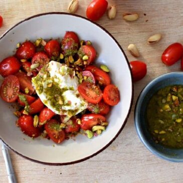 Burrata au pesto de pistache et tomates : l&rsquo;entrée italienne qui sent bon l&rsquo;été