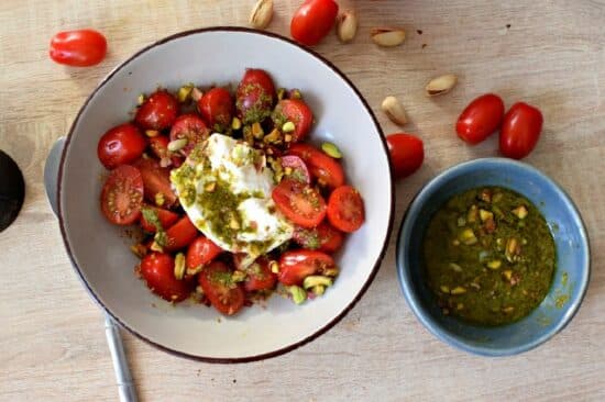 La recette de la burrata, tomate et pesto de pistaches
